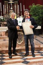 Il direttore Fabrizio Barbero riceve l'attestato di classificazione nella Fascia Oro da Giovanni Acciai, direttore artistico del Concorso Gaffurio. Quartiano (Lodi), 19 maggio 2013.